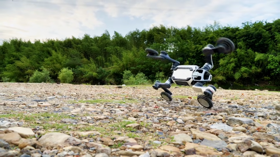 小型だけど高性能、四足歩行ロボット「Lynx S10」が砂利道や段差を攻略 DEEP Robotics