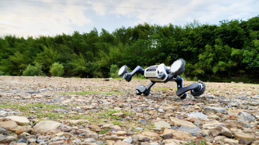 小型だけど高性能、四足歩行ロボット「Lynx S10」が砂利道や段差を攻略 DEEP Robotics