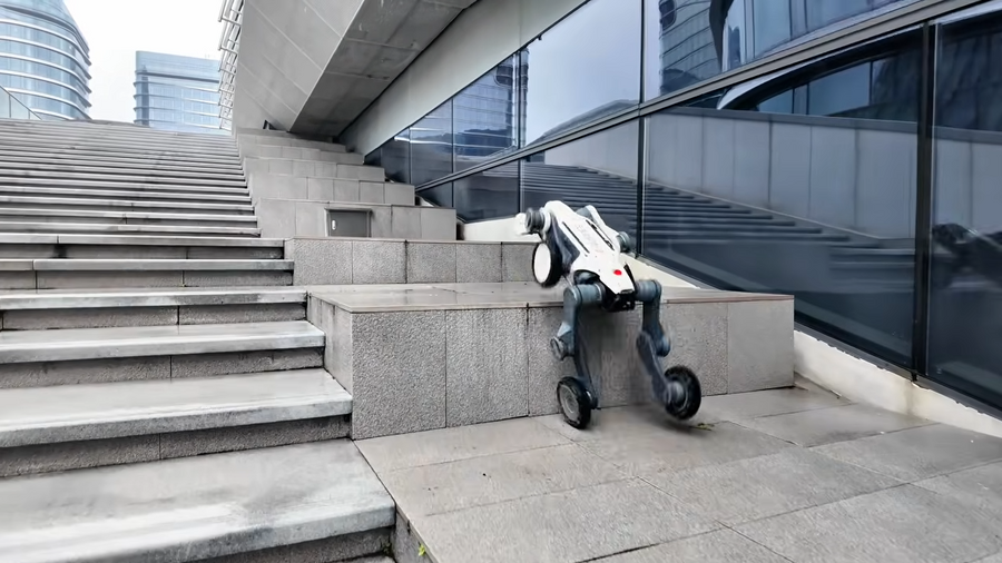 小型だけど高性能、四足歩行ロボット「Lynx S10」が砂利道や段差を攻略 DEEP Robotics
