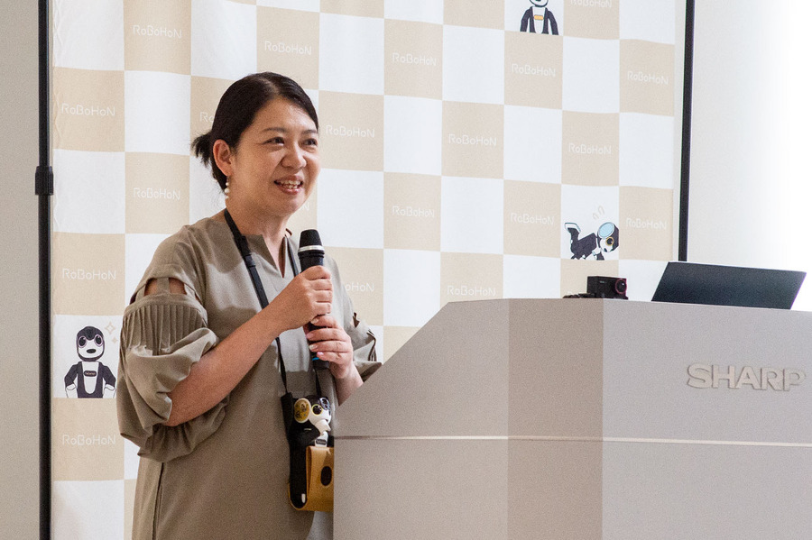「ロボホン10周年記念イベント」参加レポート　約90台のロボホンが圧巻の集団パフォーマンス、オーナーと歩んだ10年を振り返る