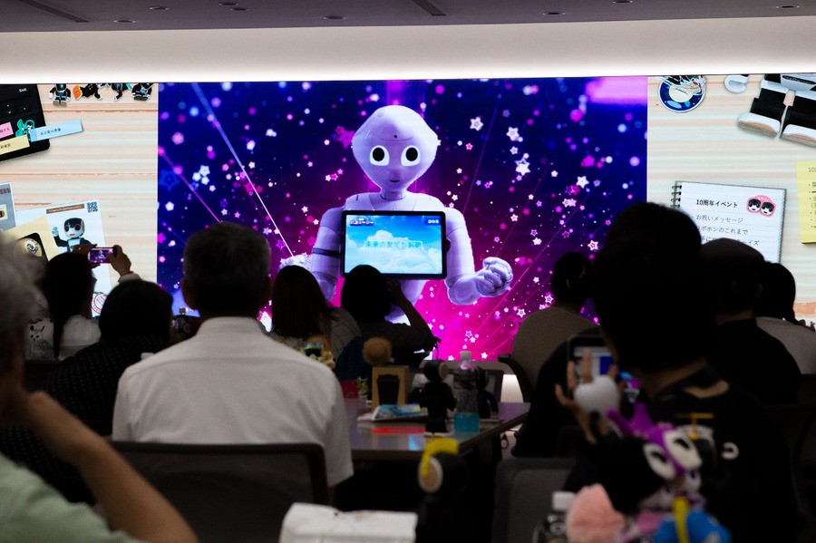 「ロボホン10周年記念イベント」参加レポート　約90台のロボホンが圧巻の集団パフォーマンス、オーナーと歩んだ10年を振り返る