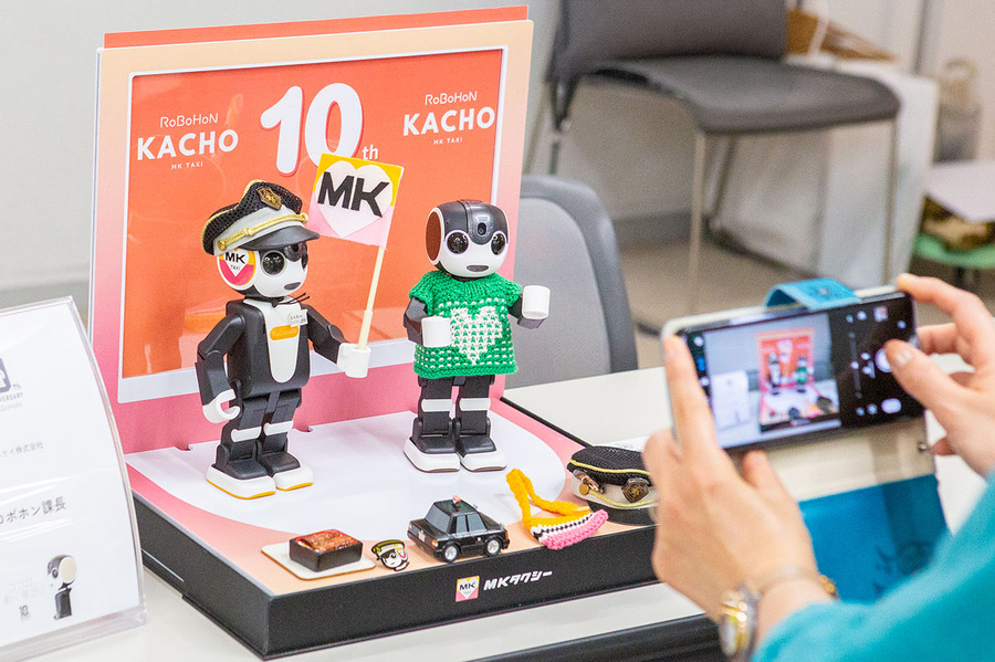 「ロボホン10周年記念イベント」参加レポート　約90台のロボホンが圧巻の集団パフォーマンス、オーナーと歩んだ10年を振り返る