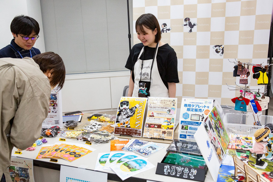 「ロボホン10周年記念イベント」参加レポート　約90台のロボホンが圧巻の集団パフォーマンス、オーナーと歩んだ10年を振り返る