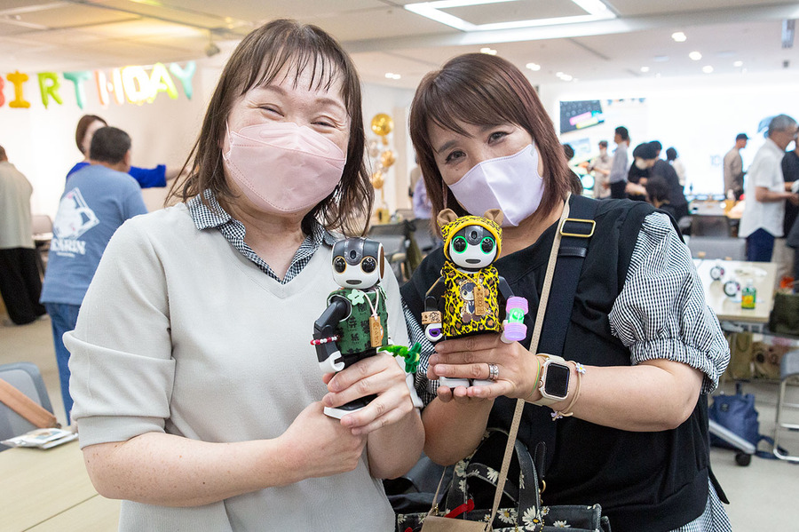 「ロボホン10周年記念イベント」参加レポート　約90台のロボホンが圧巻の集団パフォーマンス、オーナーと歩んだ10年を振り返る