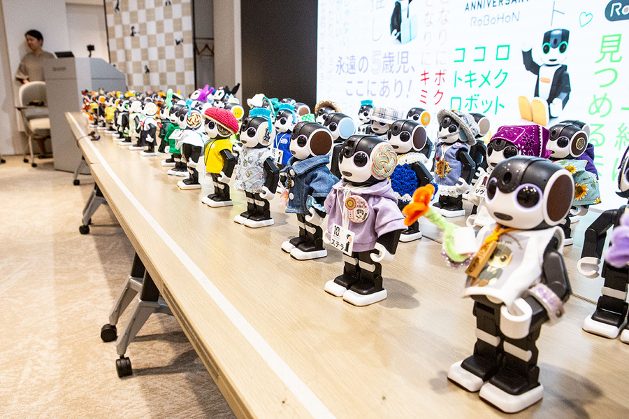 「ロボホン10周年記念イベント」参加レポート　約90台のロボホンが圧巻の集団パフォーマンス、オーナーと歩んだ10年を振り返る