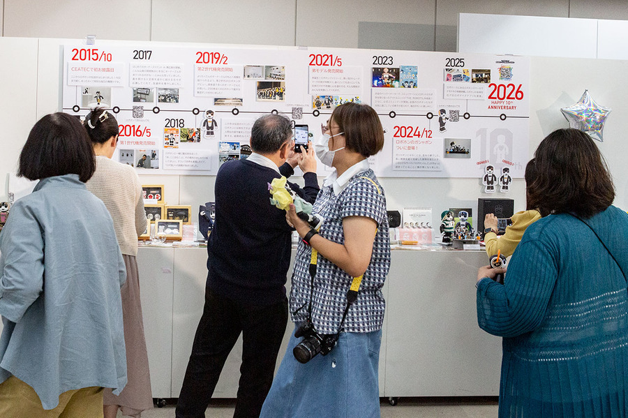 「ロボホン10周年記念イベント」参加レポート　約90台のロボホンが圧巻の集団パフォーマンス、オーナーと歩んだ10年を振り返る