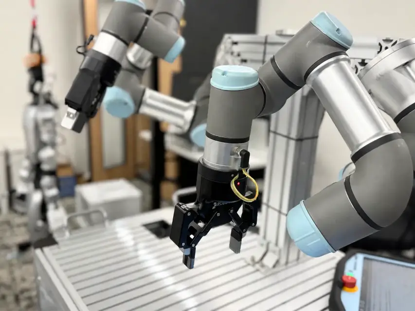 VLAと強化学習を産業現場へ Prox Industriesが協働ロボット「UR3e」の双腕構成でフィジカルAI研究を加速