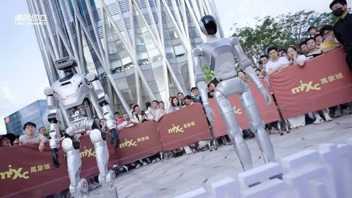 ヒューマノイドと人との交流で未来をリアルに体感 LimX Dynamicsが中国深センのテックフェスBAY to FUTUREに参加