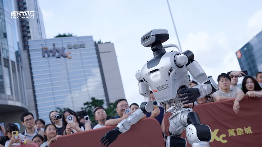 ヒューマノイドと人との交流で未来をリアルに体感 LimX Dynamicsが中国深センのテックフェスBAY to FUTUREに参加