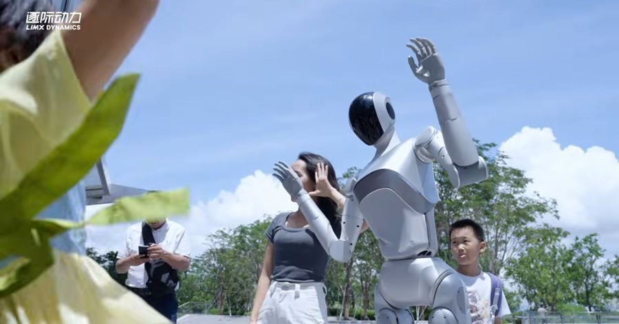 ヒューマノイドと人との交流で未来をリアルに体感 LimX Dynamicsが中国深センのテックフェスBAY to FUTUREに参加