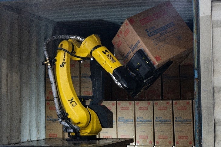 AI荷下ろしロボット「RockyOne」を物流センターに導入 サンワサプライとSGシステムが運用