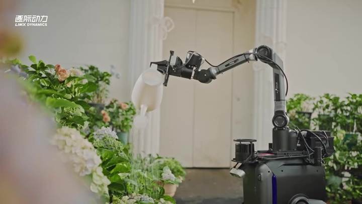 ヒューマノイド「TRON 2」、植木の水やり・ラストワンマイル配送など自律実行｜LimX Dynamics