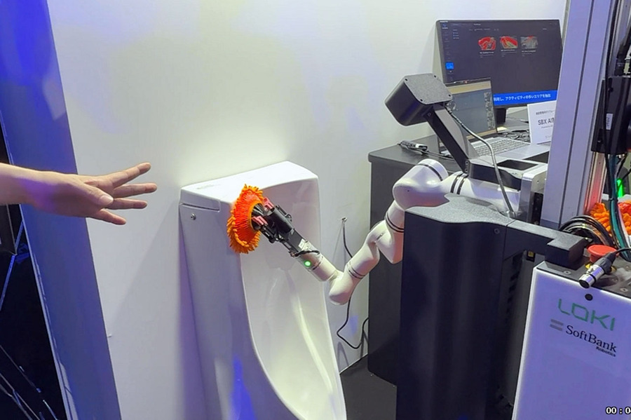 ソフトバンクロボティクス、Lokiのトイレ清掃ロボットを日本初披露　AI性能向上へ日本でデータ収集