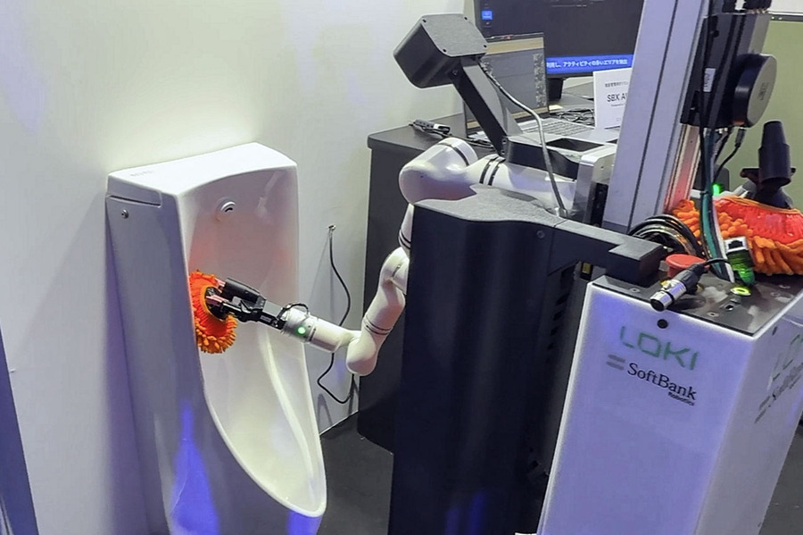 ソフトバンクロボティクス、Lokiのトイレ清掃ロボットを日本初披露　AI性能向上へ日本でデータ収集
