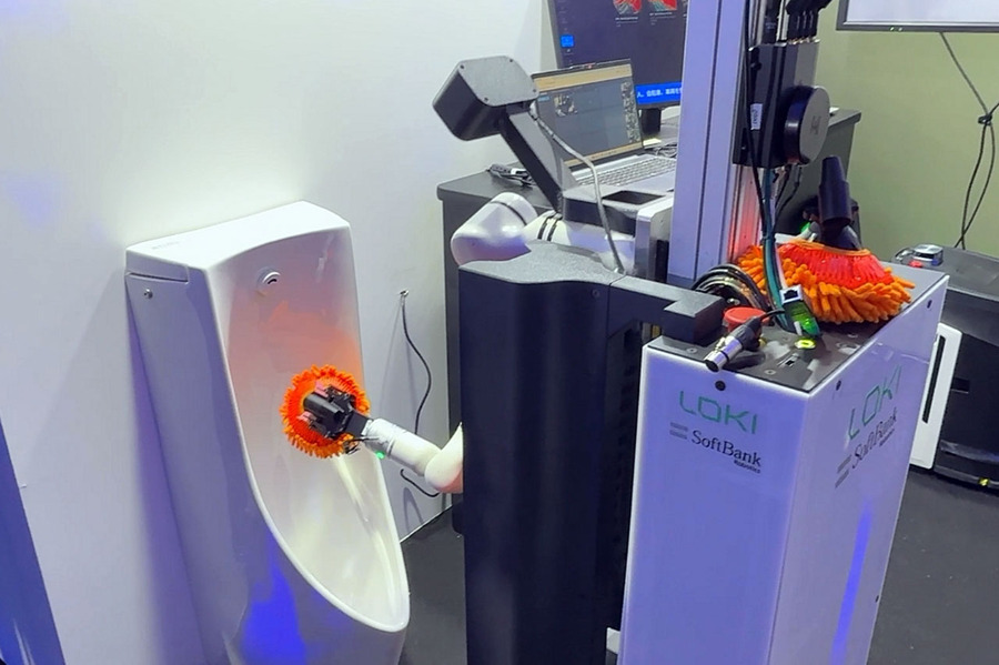 ソフトバンクロボティクス、Lokiのトイレ清掃ロボットを日本初披露　AI性能向上へ日本でデータ収集