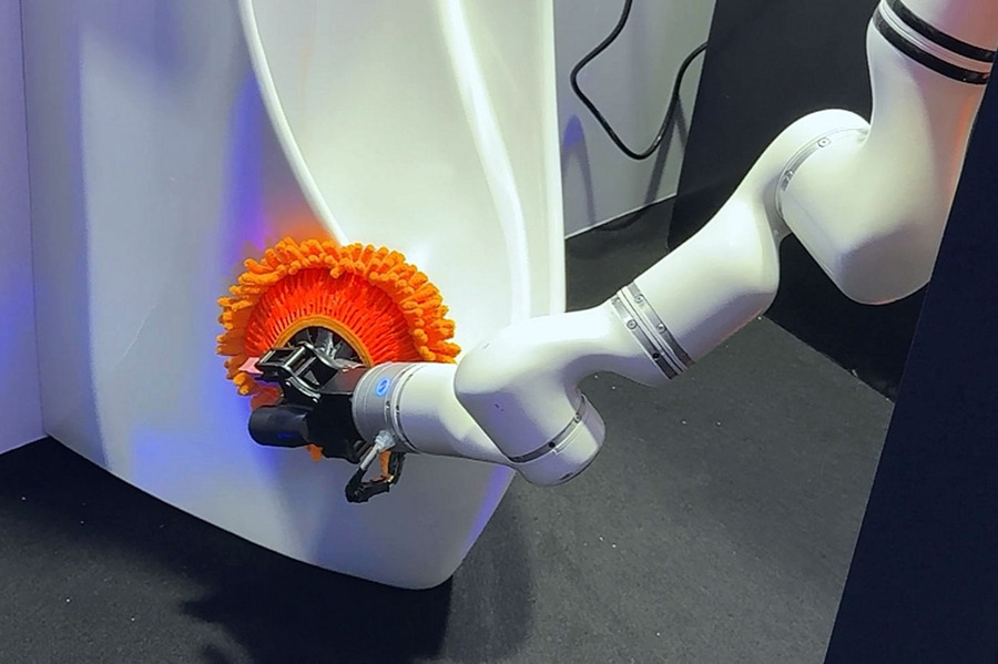 ソフトバンクロボティクス、Lokiのトイレ清掃ロボットを日本初披露　AI性能向上へ日本でデータ収集