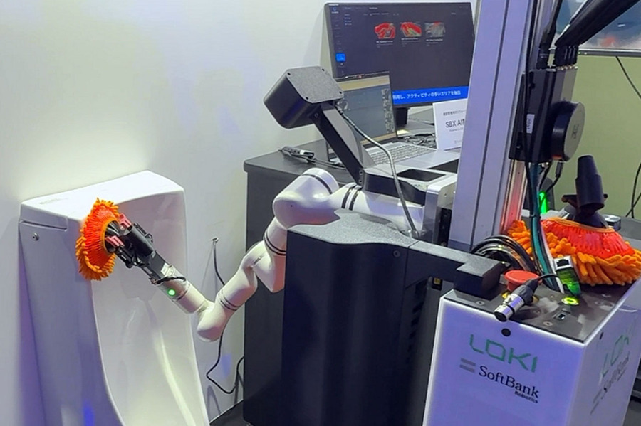 ソフトバンクロボティクス、Lokiのトイレ清掃ロボットを日本初披露　AI性能向上へ日本でデータ収集