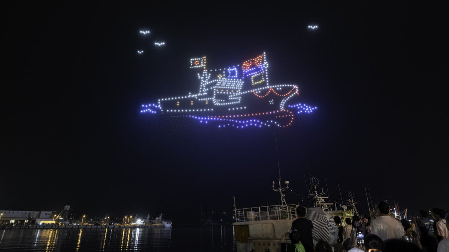 気仙沼みなとまつりで初のドローンショー　1,000機が恵比寿像や大漁旗、ホヤぼーやを夜空に描く