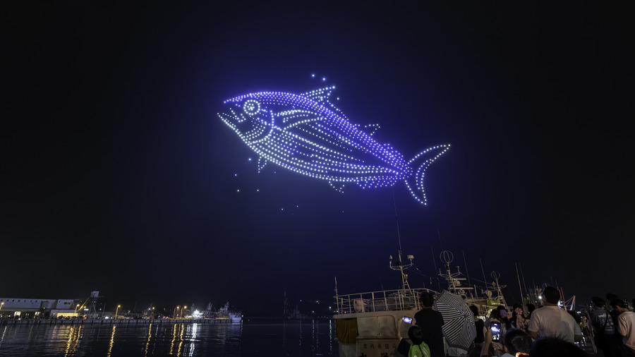 気仙沼みなとまつりで初のドローンショー　1,000機が恵比寿像や大漁旗、ホヤぼーやを夜空に描く