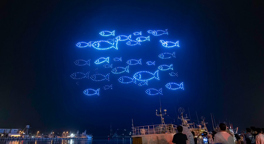 気仙沼みなとまつりで初のドローンショー　1,000機が恵比寿像や大漁旗、ホヤぼーやを夜空に描く