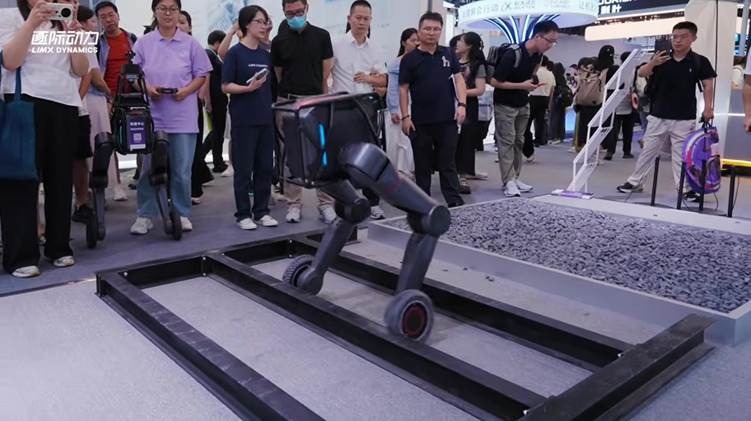 ヒューマノイドがダンスパフォーマンスを披露 中国北京で開催「WRC2026」LimX Dynamics出展の映像
