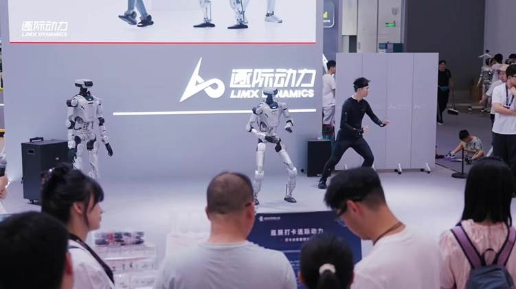 ヒューマノイドがダンスパフォーマンスを披露 中国北京で開催「WRC2026」LimX Dynamics出展の映像