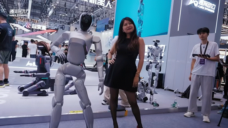 ヒューマノイドがダンスパフォーマンスを披露 中国北京で開催「WRC2026」LimX Dynamics出展の映像