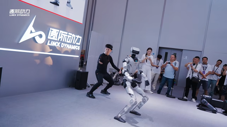 ヒューマノイドがダンスパフォーマンスを披露 中国北京で開催「WRC2026」LimX Dynamics出展の映像