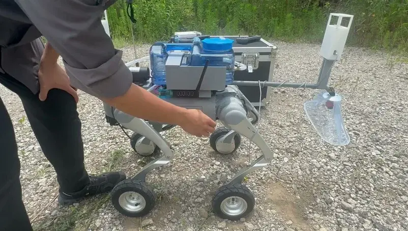 四足歩行ロボット活用「自律除草剤散布ロボット」をAirionとStearmotorが共同開発 太陽光パネル周辺の除草を省人化