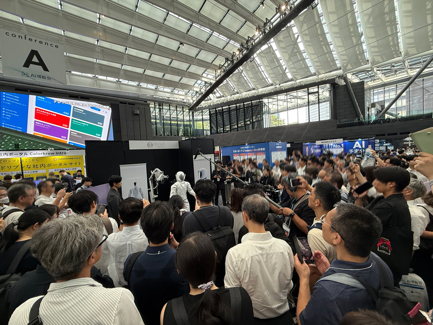 「AI博覧会」でフィジカルAIに人だかり　全天候型ヒューマノイド国内初展示、今秋発表の新モデルがキレキレのダンスを披露