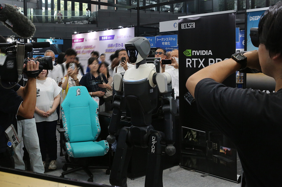 「AI博覧会」でフィジカルAIに人だかり　全天候型ヒューマノイド国内初展示、今秋発表の新モデルがキレキレのダンスを披露