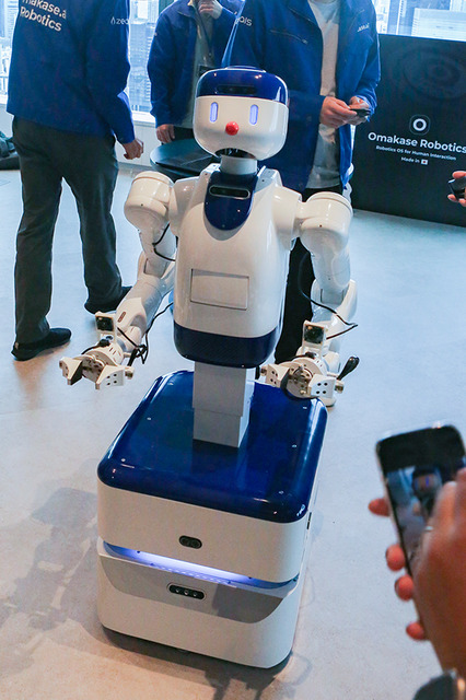 「日本には現場がある」ZEALSが準国産ヒューマノイド「D1」を開発　OS・AIモデルを垂直統合、AWSで学習データ基盤構築