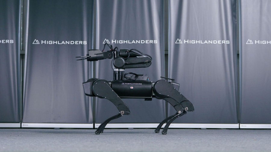背面マウントレールに国産ロボットアーム（オプション）を搭載したHLQ EDGE