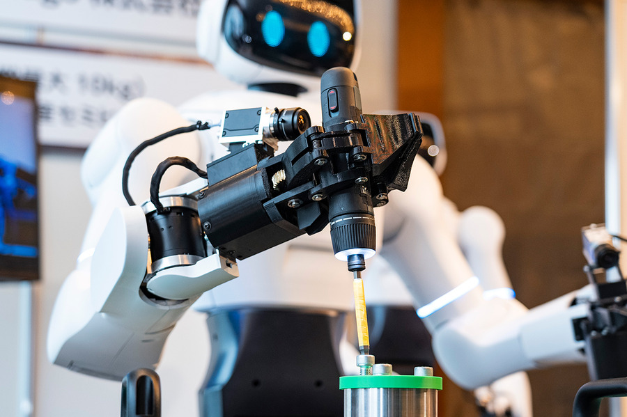 国産汎用ロボット7社の試作機を一堂に公開、フィジカルAI実装へ前進　ugoは新型セミヒューマノイド「ugo Nova」を初披露