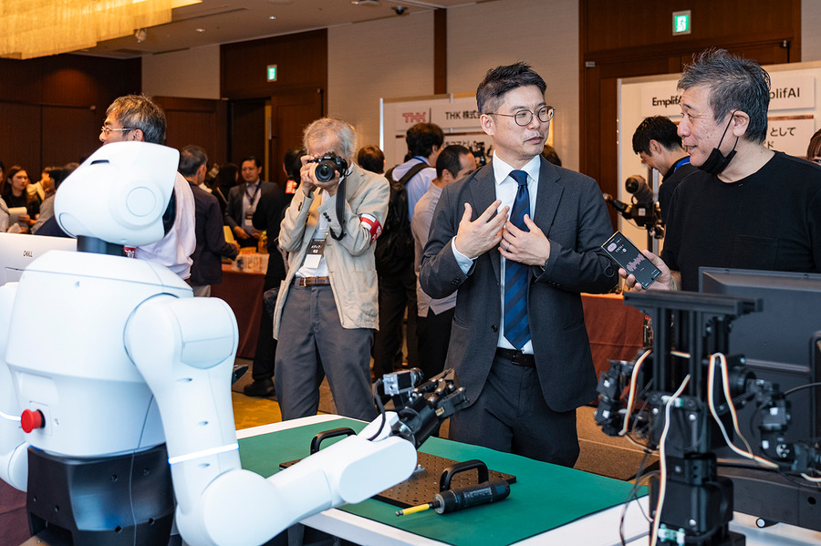 国産汎用ロボット7社の試作機を一堂に公開、フィジカルAI実装へ前進　ugoは新型セミヒューマノイド「ugo Nova」を初披露