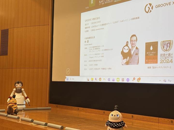 AIロボットが切り拓く日本の未来とは 「LOVOT」や「はなちゃん」がステージに登場したRobiZy総会シンポジウム
