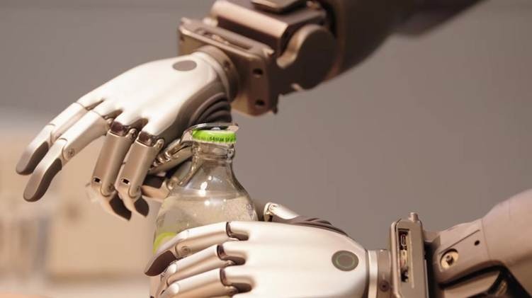 ヒューマノイド「Booster T2」が家事をこなす様子の映像 Booster Robotics