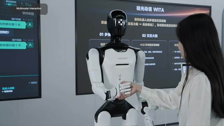 デモ映像の枠を超え日常へ ショールームの案内からホテルの受付まで行うヒューマノイドAGIBOT A3 Ultra