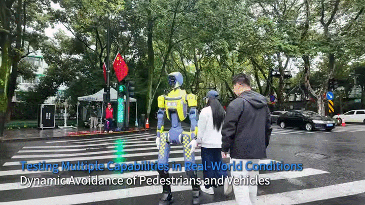 ヒューマノイドが公道に出て「新たな交通指導員」に DEEP Roboticsが杭州で実証実験
