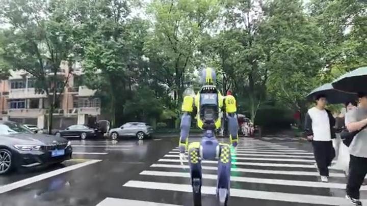ヒューマノイドが公道に出て「新たな交通指導員」に DEEP Roboticsが杭州で実証実験