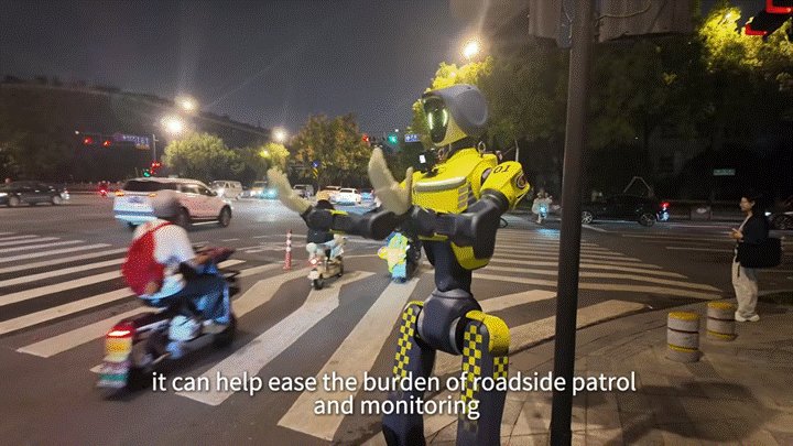ヒューマノイドが公道に出て「新たな交通指導員」に DEEP Roboticsが杭州で実証実験
