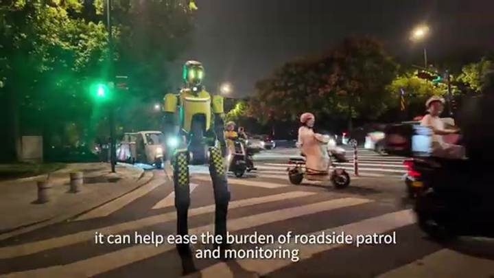ヒューマノイドが公道に出て「新たな交通指導員」に DEEP Roboticsが杭州で実証実験
