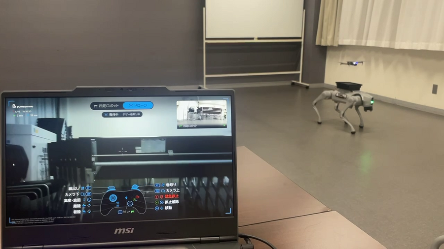 四足歩行ロボットの背部から離陸したドローン（右奥）と遠隔操作システムの操作画面（手前）：開発中の写真のため、実際の展示物とは差異がある場合も