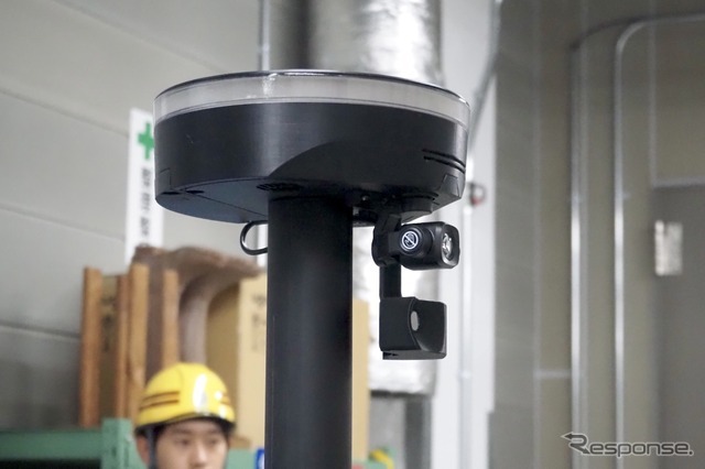 カメラと熱センサーを備える