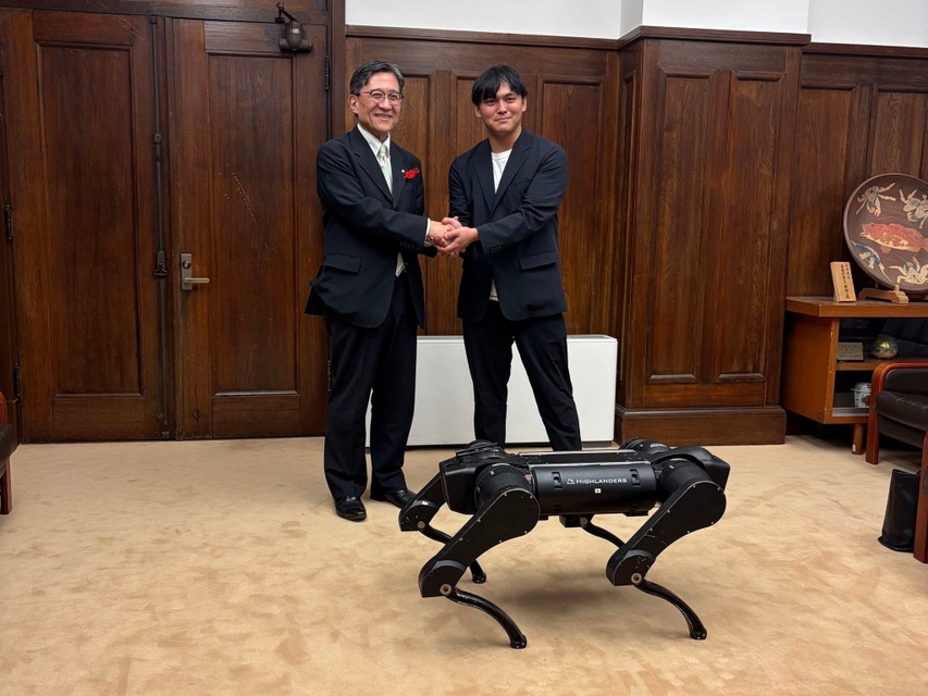 松井孝治 京都市長（左）と代表の増岡宏哉氏（右）、四足歩行ロボット「HLQ Edge」