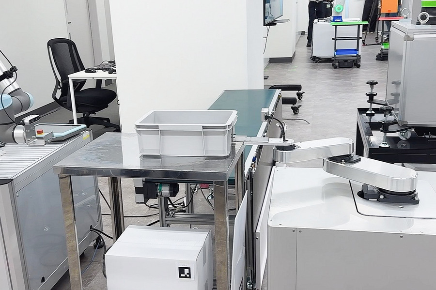 富士ソフトが異なるメーカーの搬送ロボットを統合管理　「MixFlit」の実機デモを新設「名古屋Lab」で公開