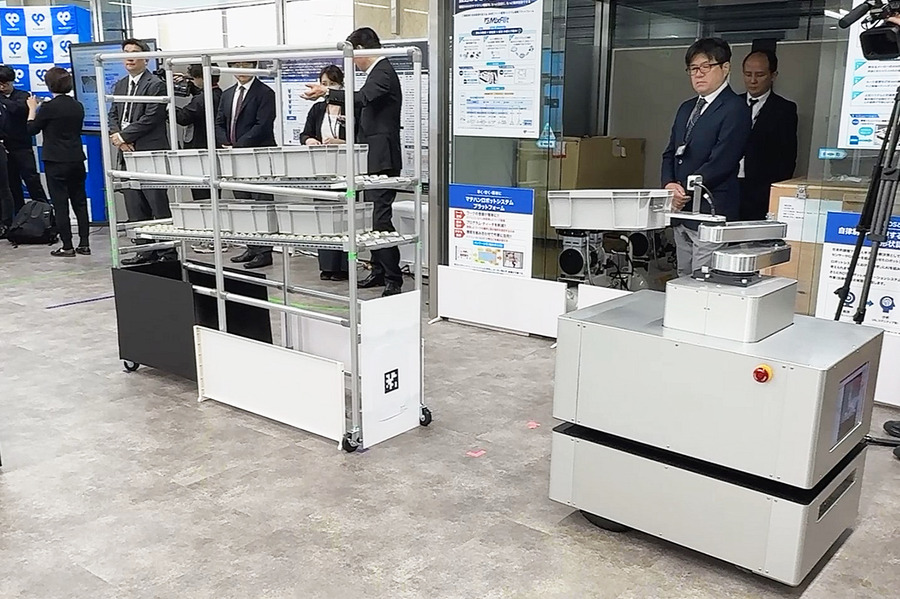 富士ソフトが異なるメーカーの搬送ロボットを統合管理　「MixFlit」の実機デモを新設「名古屋Lab」で公開