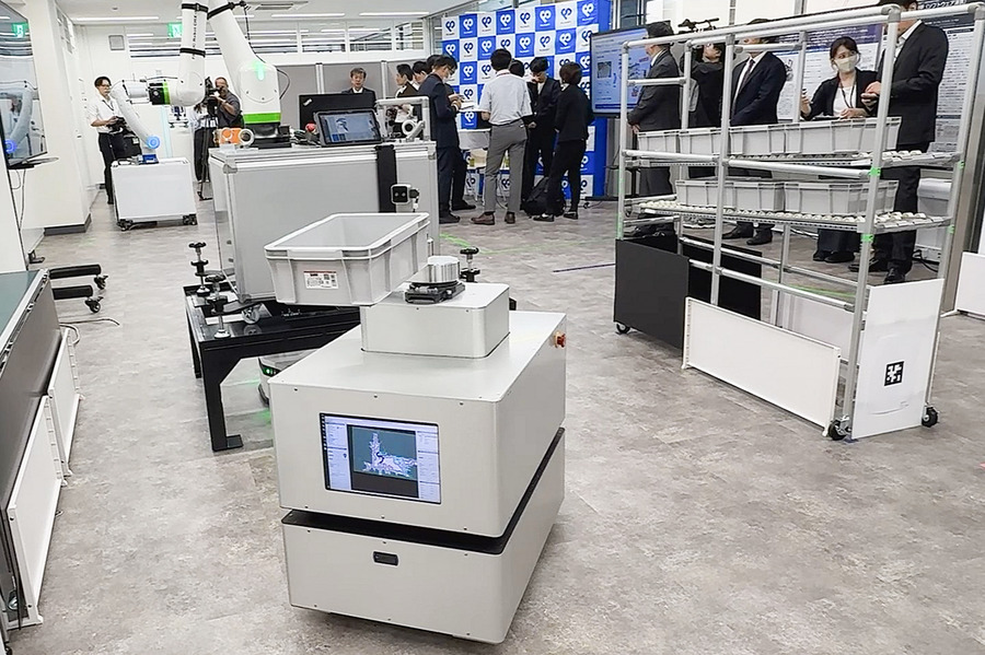 富士ソフトが異なるメーカーの搬送ロボットを統合管理　「MixFlit」の実機デモを新設「名古屋Lab」で公開
