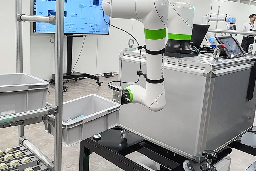 富士ソフトが異なるメーカーの搬送ロボットを統合管理　「MixFlit」の実機デモを新設「名古屋Lab」で公開