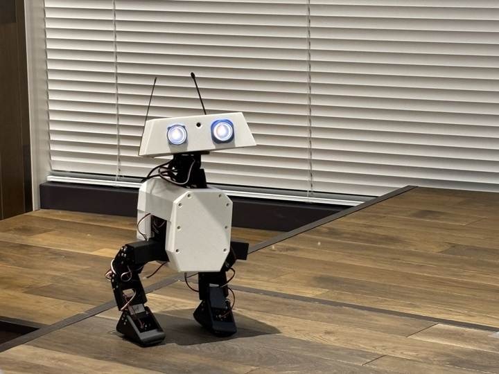 会場で歩行を披露したOpen Duck Mini　アヒルを模した二足歩行ロボット